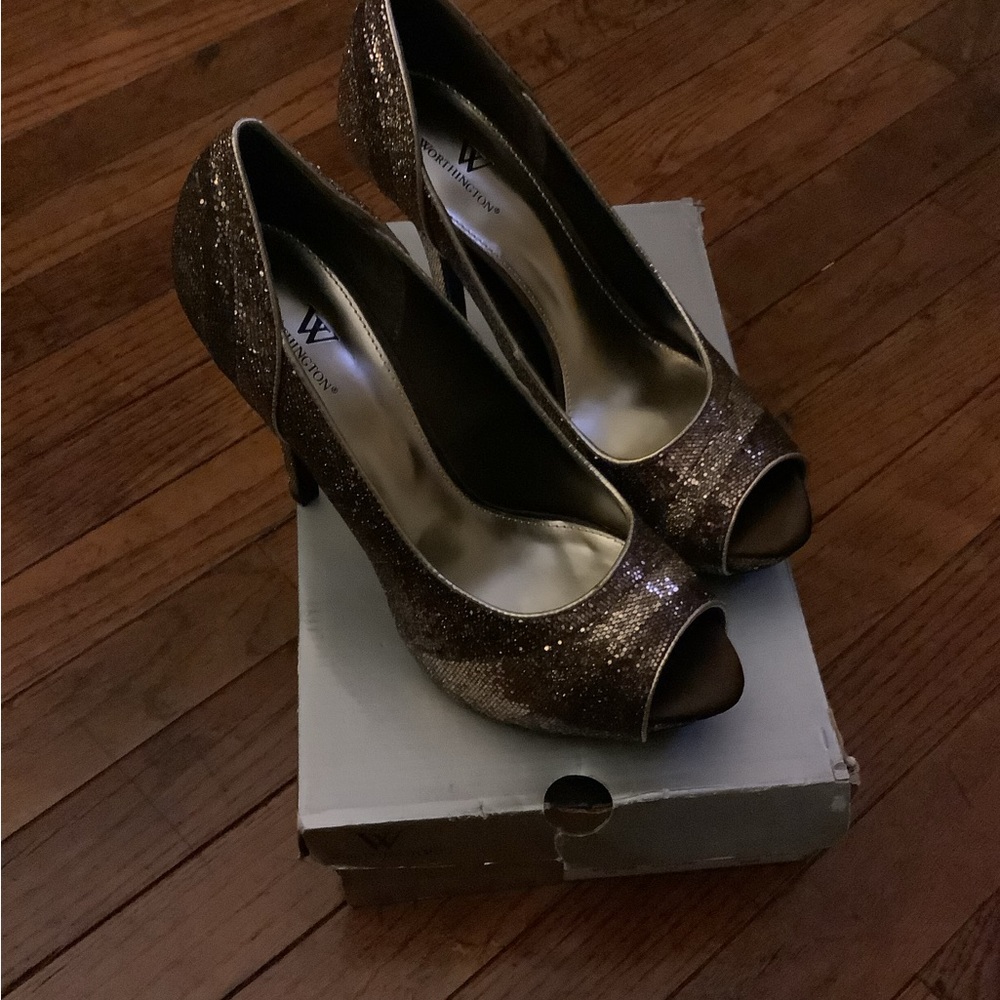 Worthington women shoe in a size 8.5.